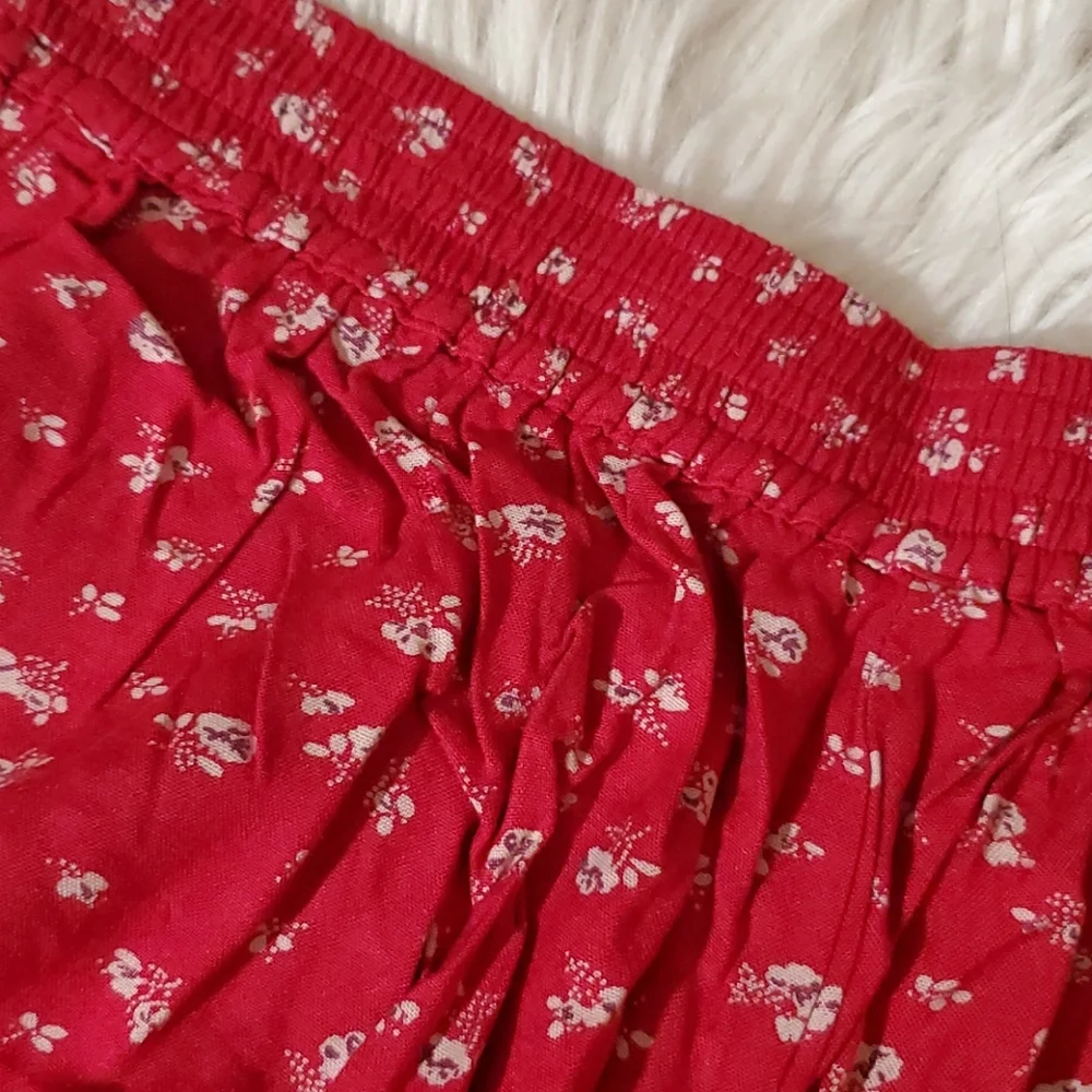 **Kimchi Blue Red Floral Ruffle Shorts – Size S**